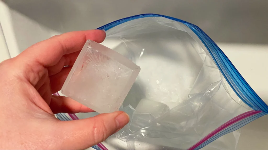 benefits of rubbing ice on face
