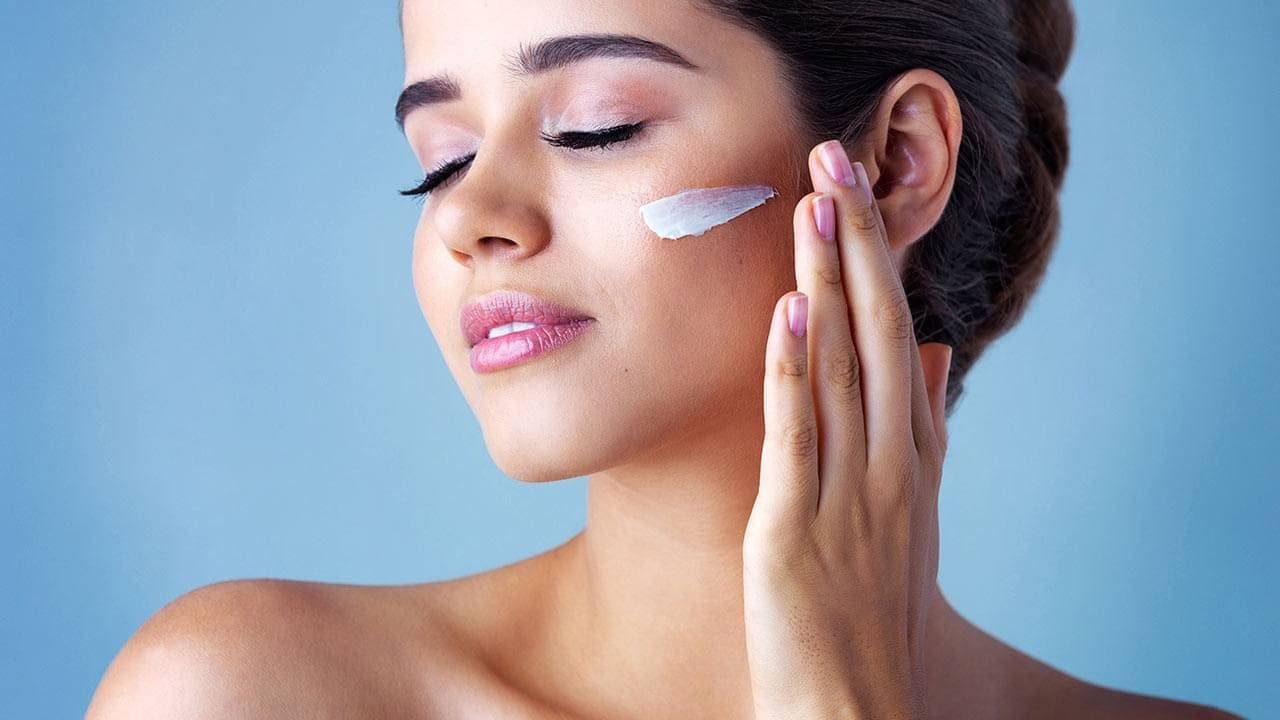 10 Everyday Habits That Could Be Drying Out Your Skin: How Skin Moisturizers for Dry Skin Can Help